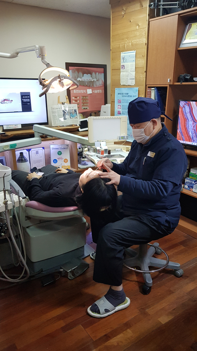 얼굴과 턱 주변 근육, 특히 저작근의 과도한 긴장이 두통의 원인이 되는 경우가 적지 않다. 덴타피아치과 김경진 대표원장은 “턱관절이 틀어지면 양쪽 저작근의 힘 균형이 무너지고, 한쪽 근육이 더 많이 부담하게 되면서 두통은 더욱 악화되는 경향이 있다”고 설명했다. 덴타피아치과 제공