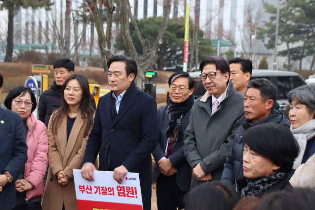 박형준 부산시장과 국민의힘 정동만 의원은 15일 부산 도시철도 정관선 예비타당성 조사를 앞두고 세종특별자치시 한국개발연구원(KDI)을 찾아 예타 통과를 촉구했다. 정 의원실 제공