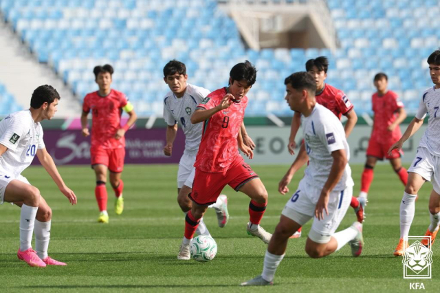 이민성호 한국 23세 이하(U-23) 축구대표팀이 2026 아시아축구연맹(AFC) U-23 아시안컵 8강에서 한국은 호주와 경기를 치른다. 사진은 지난 13일 우즈베키스탄전에서 드리블하는 김태원. 대한축구협회 제공