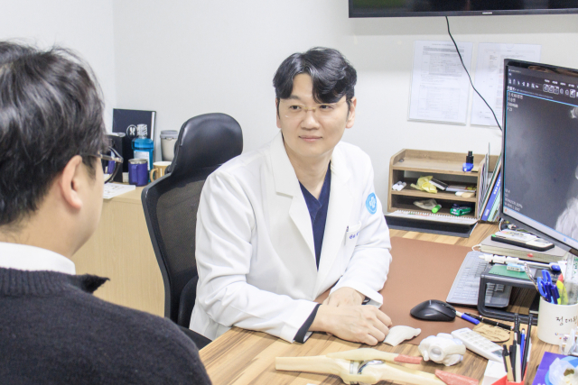 발목 관절을 다치는 원인은 연령대별로 다소 차이를 보인다. 건강만세365병원 정대원 원장은 “노년층의 경우 관절 운동 범위가 줄고 균형감각이 저하되면서 계단에서 헛디디거나 낙상으로 부상을 입는다”며 “가볍게 접질린 것 같아도 최소 2주 정도는 보호대 등을 활용해 2차 손상을 대비해야 하는 것이 좋다”고 조언했다. 건강만세365병원 제공