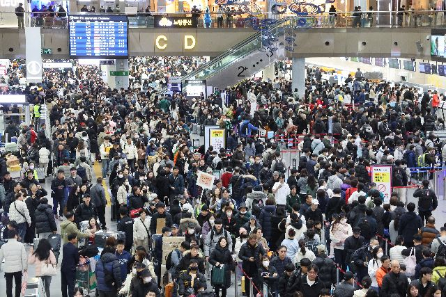 아프지 않고 안전하게 해외여행을 즐기려면 상비약을 꼼꼼하게 챙길 필요가 있다. 지난해 여행객들로 북새통을 이룬 김해국제공항. 부산일보DB