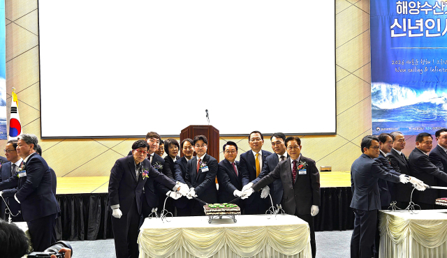 부산항 개항 150주년 기념 행사가 다음 달 26~27일 성대하게 펼쳐진다. 사진은 지난 9일 열린 부산항국제전시컨벤션센터에서 열린 해양수산가족 신년 인사회의 축하 떡 절단식. 부산해수청 제공