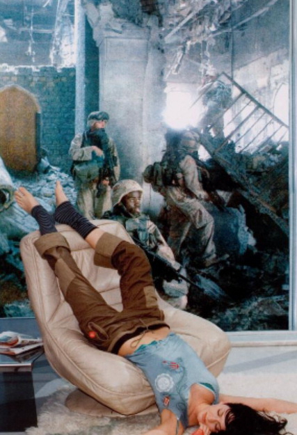 마사 로슬러, 휴식을 취하는 여성, 2004. 포토몽타주(부분 인용). 비평·교육 목적의 공정 인용.