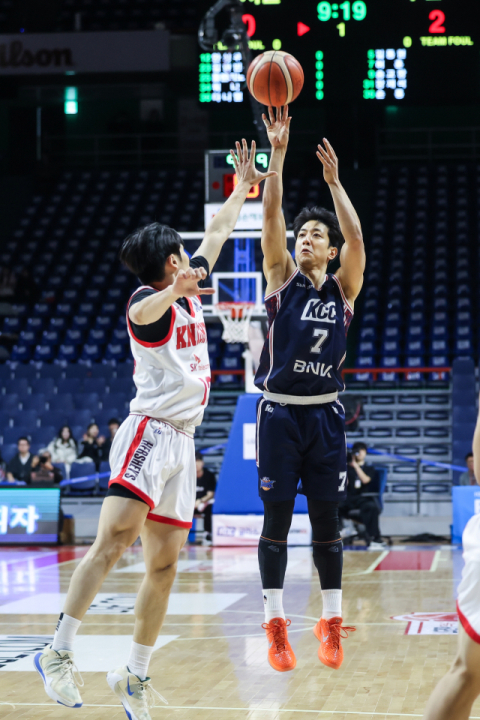 슈퍼팀의 무너진 수비, KCC 4연패 ‘수렁’