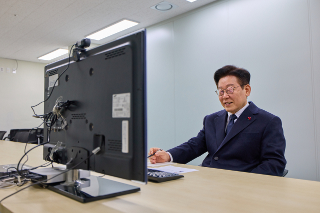 이재명 대통령이 지난달 26일 서울 종로구 정부서울청사 창성동 별관에 있는 초국가범죄 특별대응 TF 사무실을 방문해 캄보디아 현지에서 근무하는 공무원들과 화상통화하며 격려하고 있다. 연합뉴스