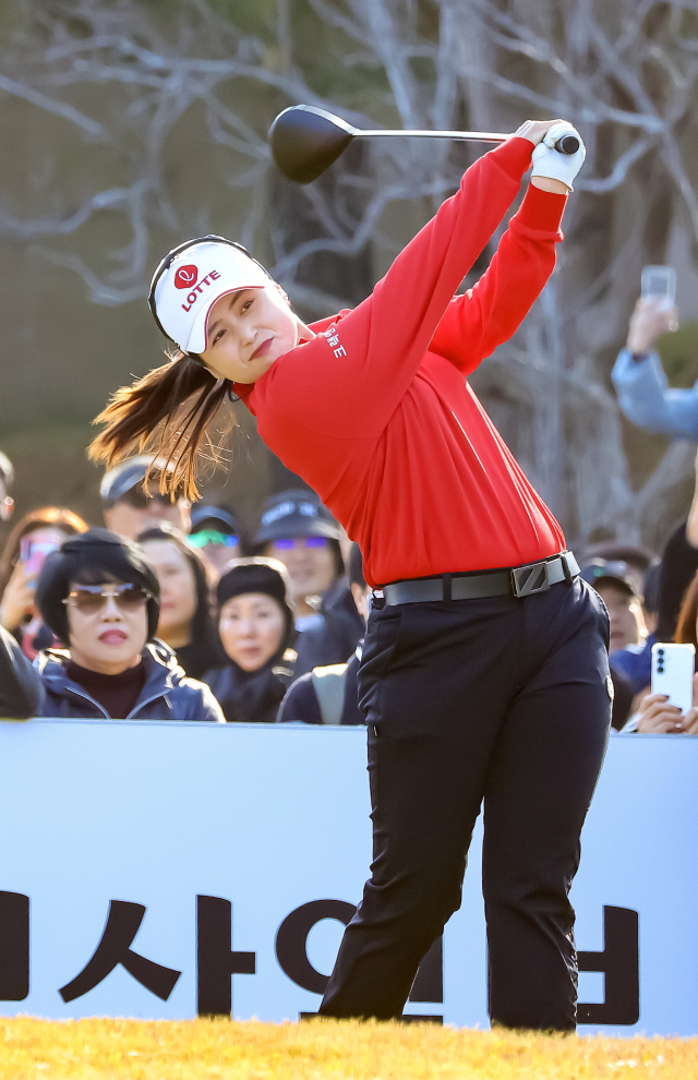 2022년 LPGA에 데뷔한 부산 출신 최혜진은 지난 시즌 ‘우승 없는 상금왕’이었지만 올해는 첫 승이 유력하다. 사진은 지난해 12월 ‘백송홀딩스·부산일보 채리티 매치 인 아시아드CC’ 대회에 참여한 최혜진. 김종진 기자 kjj1761@