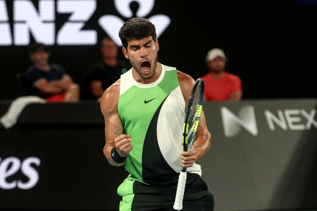 카를로스 알카라스(랭킹 1위)가 28일(한국 시간) 호주 멜버른에서 열린 대회 호주오픈 테니스 대회 8강전에서 승리한 뒤 기뻐하고 있다. AFP연합