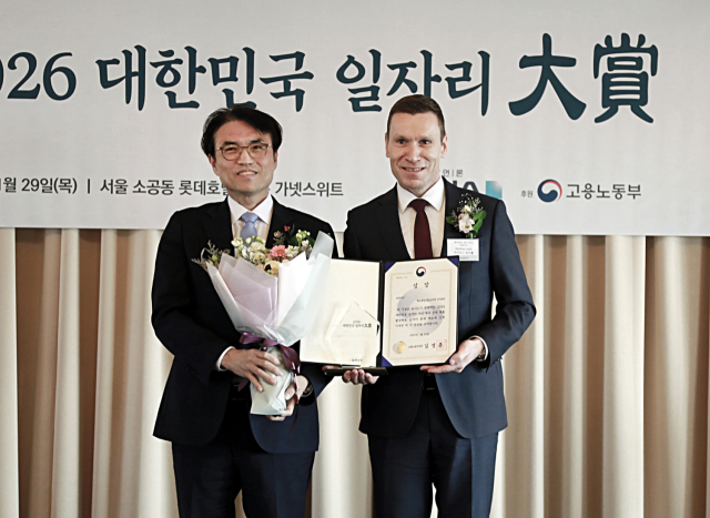 고용노동부 권창준(왼쪽) 차관과 마티아스 바이틀 메르세데스-벤츠코리아 대표이사가 29일 서울 중구 롯데호텔에서 열린 ‘2026 대한민국 일자리대상’에서 기념 촬영을 하고 있다. 벤츠코리아 제공