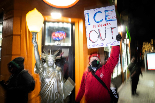 28일(현지 시간) 미국 미네소타주 미니애폴리스의 한 대로에서 한 시위자가 연방 이민국 요원들의 도시 철수를 요구하는 플래카드를 들고 있다. AFP연합뉴스