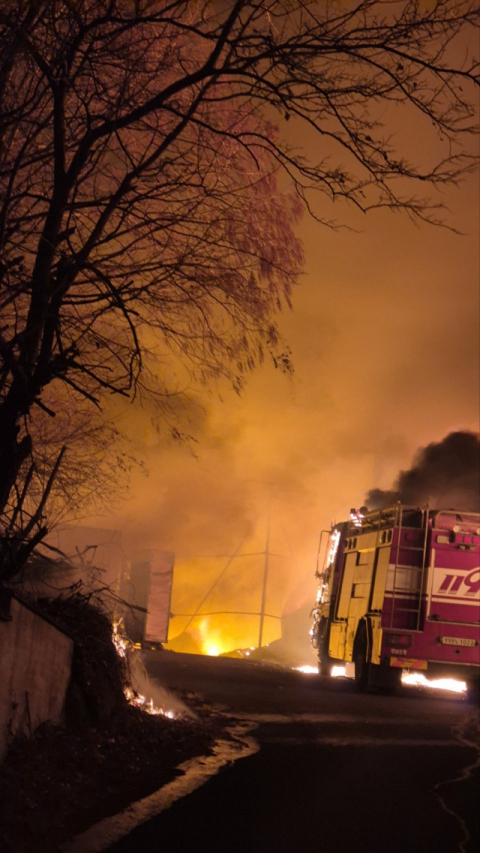 경남 김해 금속제조 공장서 불···인근 산으로 번져