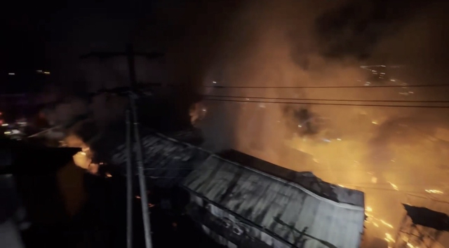 지난 29일 경남 김해시의 한 비철금속제조 공장에서 발생한 불이 이틀째 이어지고 있다. 경남소방본부 제공