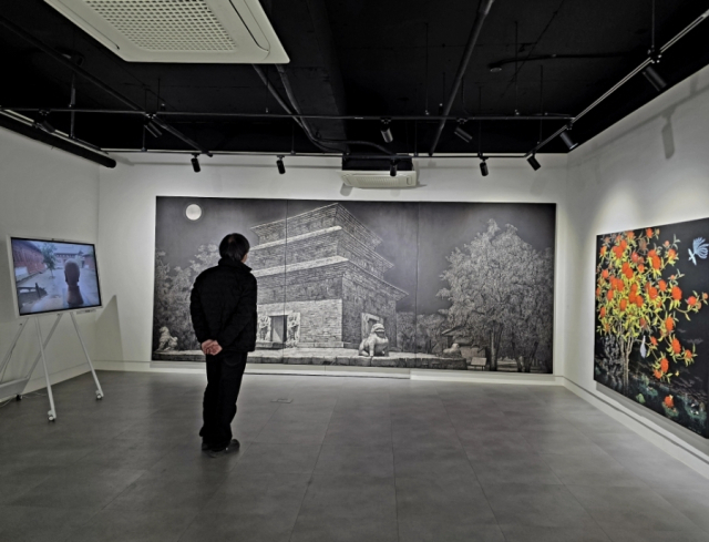 갤러리 범향에서 열리고 있는 ‘흑멸백흥 in 부산’ 전시 전경. 갤러리 범향 제공
