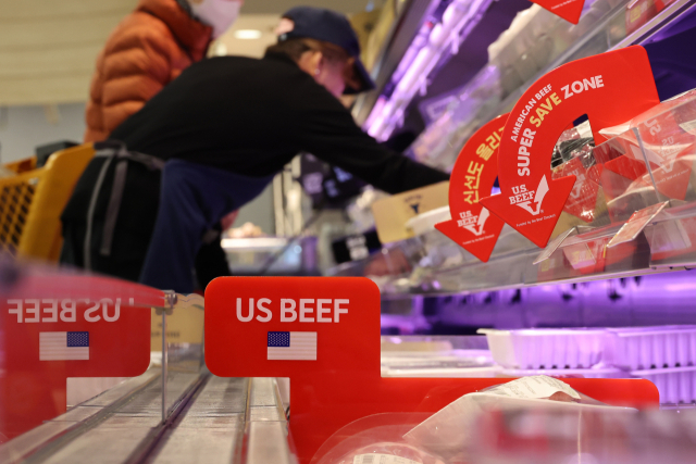 서울 시내의 한 대형마트 육류 코너. 연합뉴스