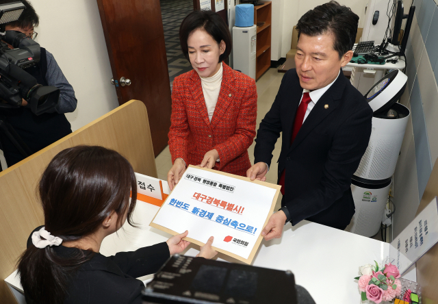 국민의힘 이인선 대구시당위원장(왼쪽)과 구자근 경북도당위원장이 지난달 30일 국회 의안과에 '대구·경북 행정통합 특별법안'을 제출하고 있다. 연합뉴스