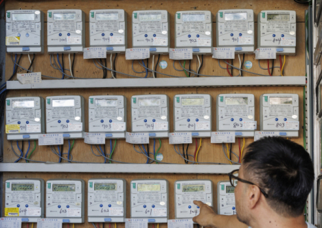 서울 시내 한 집합건물 관계자가 건물에 설치된 전력량계를 점검하고 있다. 부산일보DB