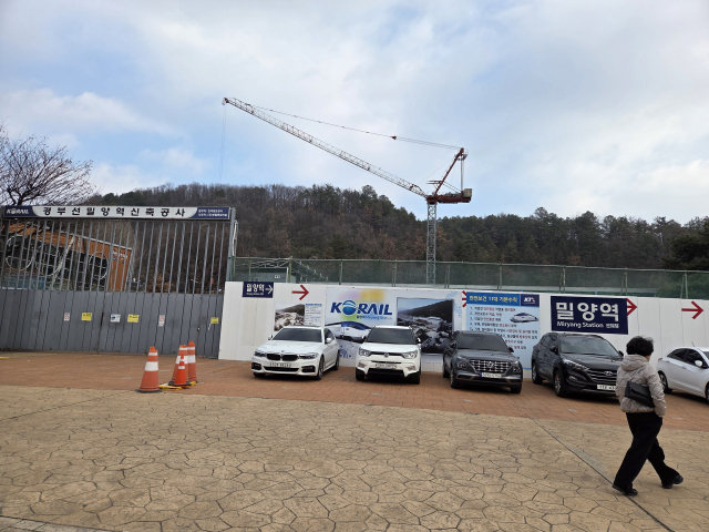 경부선 철도구간인 경남 밀양시 가곡동 밀양역 신축 공사장. 밀양역 신축은 준공기한이 당초 2025년 2월이었지만 1년이 넘도록 공사가 진행중이다.