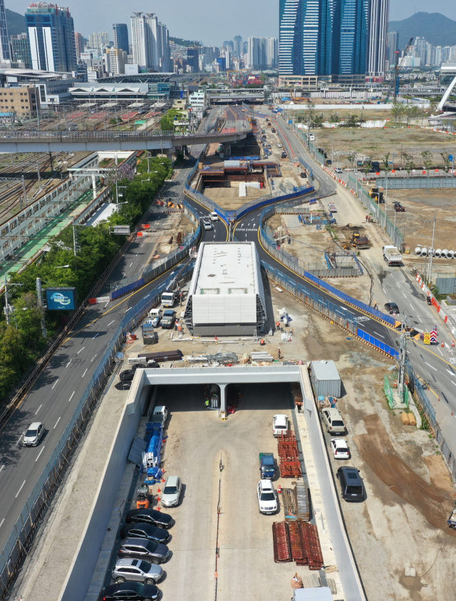 충장로 지하차도가 이르면 3월 말 개통한다. 중앙동에서 부산역 방향으로 본 지하차도. 부산일보DB