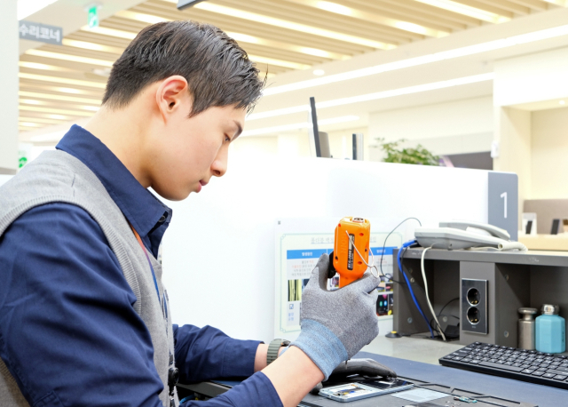 삼성전자서비스 엔지니어가 스마트폰 디스플레이 단품 수리를 진행하는 모습. 삼성전자 제공