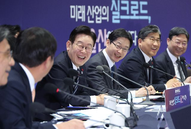 이재명 대통령은 지난달 23일 울산전시컨벤션센터에서 열린 타운홀미팅 간담회에서 '굳이' 수도권 반도체 공장 건립의 문제점을 다시 거론했다. 부산일보DB