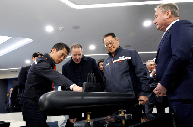 스티븐 퓨어 캐나다 국방조달 특임장관(왼쪽 두번째)은 2일 한화오션 거제사업장을 방문, CPSP 사업에 제안한 장보고-III 배치-II 선도함인 장영실함 모형에 대한 설명을 관심있게 듣고 있다. 한화오션 제공