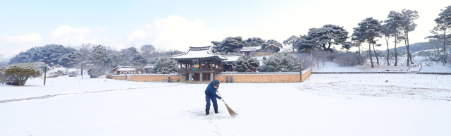 봄의 시작을 알리는 절기상 입춘(立春)을 이틀 앞둔 2일 경남 함양군 수동면 남계서원이 하얀 눈으로 뒤덮였다. 한 유림이 빗자루로 계속해서 눈을 치우는 가운데 이날 함양군에는 최대 5cm 눈이 내린 것으로 집계됐다. 함양군 제공