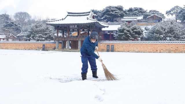 봄의 시작을 알리는 절기상 입춘(立春)을 이틀 앞둔 2일 경남 함양군 수동면 남계서원이 하얀 눈으로 뒤덮였다. 한 유림이 빗자루로 계속해서 눈을 치우는 가운데 이날 함양군에는 최대 5cm 눈이 내린 것으로 집계됐다. 함양군 제공