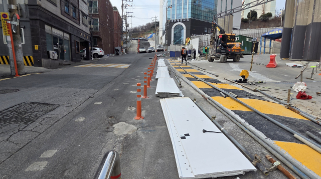 2일 오전 부산 남구 대연중학교 통학로가 인근 대연3구역 재개발구역 공사로 폐쇄되거나 좁아져있다. 개학을 앞두고 학생들의 통학 안전이 위협을 받을 수 있다는 우려가 나온다. 박수빈 기자 bysue@