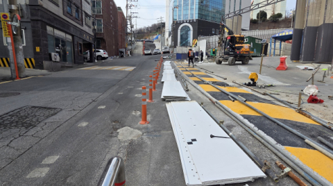 ‘속도전’ 재개발 공사, 아이들 통학로 막았다