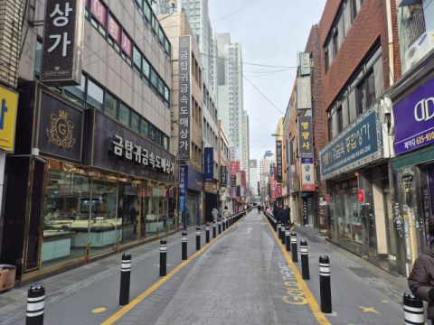 빛나는 금값, 빛바랜 금은방 골목 [부산 범천동 골드테마거리 르포]