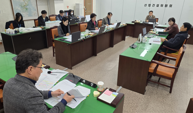 통영시의회 산업건설위원회는 2일 열린 제241회 임시회 조례안 예비 심사에서 ‘통영시 해양자원 순환센터 관리·운영에 관한 조례안’을 표결 끝에 부결했다. 김민진 기자