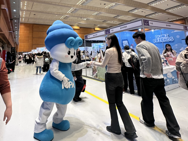 ‘K-일러스트레이션페어 2026 서울’ 행사장에 마련된 인형탈 캐릭터와 소통하는 2030 관람객의 모습. 어촌어항공단 제공