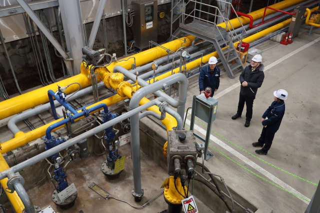 한국석유공사 최문규 사장직무대행(가운데)이 2일 구리 비축기지에서 겨울철 재난안전관리 확인점검을 위한 현장점검을 하고 있다. 석유공사 제공