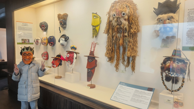 안동 하회마을 인근의 세계탈박물관을 관람하던 어린이가 탈쓰기 체험을 하며 즐거워하고 있다.