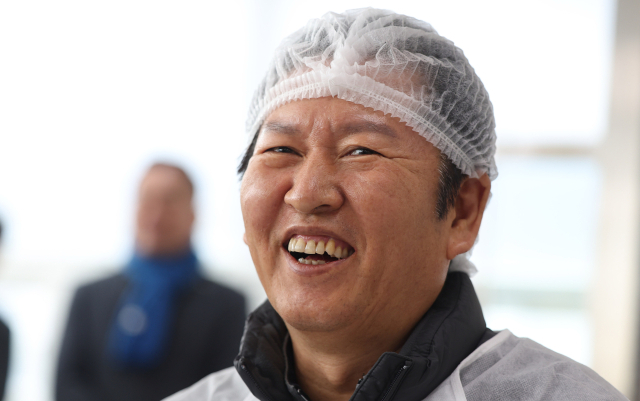 더불어민주당 정청래 대표가 1월 9일 경남 거제에서 굴 양식업자와 만나 대화 중 '뉴스보다 실물 표정이 부드러워 보인다'는 칭찬을 듣고 함박웃음을 보이고 있다. 연합뉴스