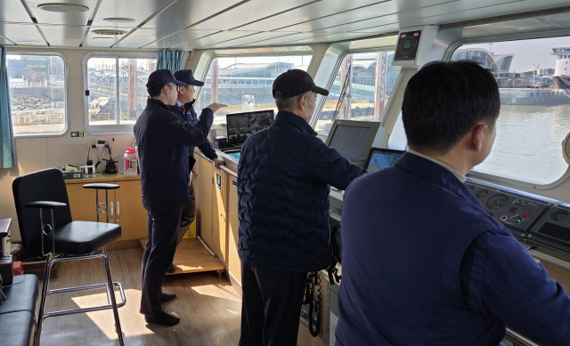 김준석 한국해양교통안전공단(KOMSA) 이사장(왼쪽 두 번째)이 지난 3일 군산~개야도를 운항하는 국가보조항로 여객선 ‘개야카훼리호’에서 승선 점검을 하는 모습. KOMSA 제공