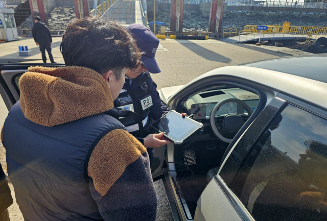 한국해양교통안전공단(KOMSA) 운항관리자(오른쪽)가 전기차 배터리 진단기를 활용해 전기차 배터리 이상 여부를 확인하는 모습. KOMSA 제공