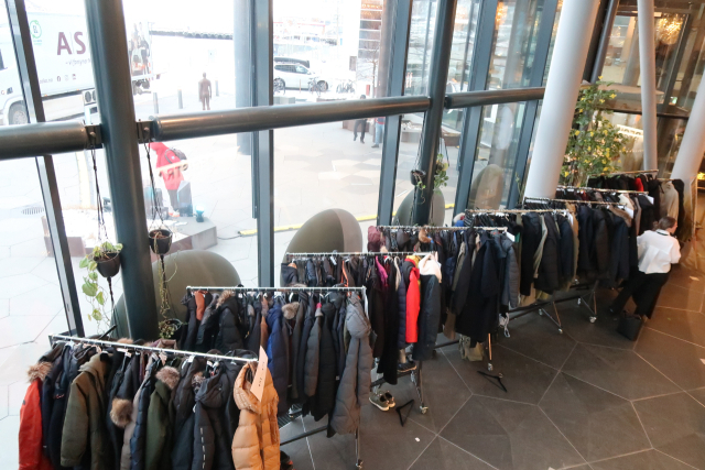 ‘2026 북극프론티어’가 열린 셋째 날인 4일(현지시각) ‘클라리온 호텔 더 에지’ 로비 모습. 영하 20도에 달하는 추운 날씨에 참가자들이 입고 온 두꺼운 외투가 호텔 로비에 보관돼 있다. 박혜랑 기자 rang@