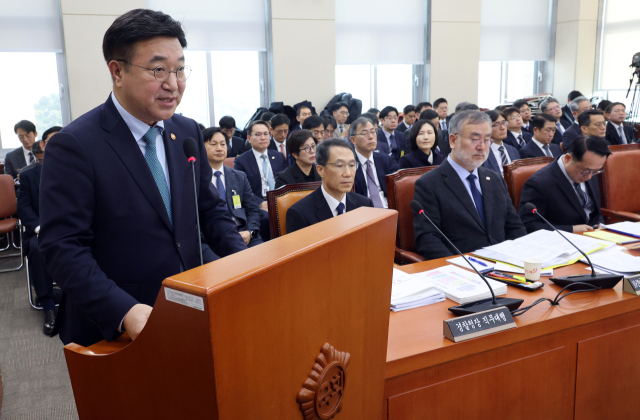 윤호중 행정안전부 장관이 5일 국회에서 열린 행정안전위원회 전체회의에서 인사말을 하고 있다. 연합뉴스