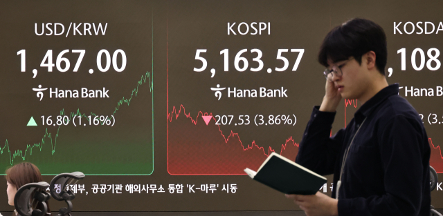 5일 서울 중구 하나은행 딜링룸 현황판에 코스피 지수 등이 표시되고 있다. 연합뉴스