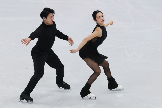 한국 선수단 첫 주자로 대회에 나선 컬링 믹스더블의 김선영과 정영석(위 사진). 2일(현지시간) 이탈리아 밀라노 아이스스케이팅 아레나에서 훈련 중인 아이스댄스 임해나와 권예. 연합뉴스