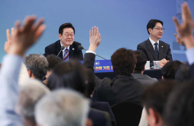 이재명 대통령이 6일 창원 성산구 창원컨벤션센터에서 열린 '경남의 마음을 듣다' 타운홀미팅 간담회에서 참석자들의 발언권 요청을 받고 있다. 연합뉴스