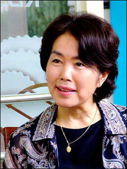 도서출판 작가마을과 빈빈문화원이 공동으로 매월 작가 초청 토크 콘서트를 연다. 사진은 1회 행사 주인공인 강은교 시인. 작가마을 제공