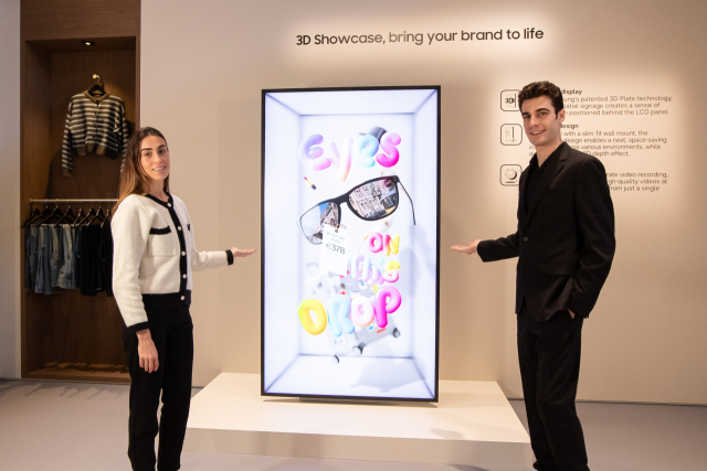 삼성전자 모델이 초슬림 무안경 3D 디스플레이 ‘삼성 스페이셜 사이니지’를 소개하고 있다.삼성전자 제공