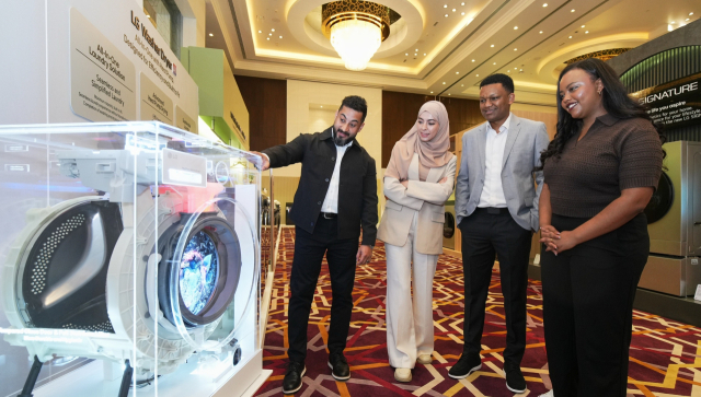 4일(현지시간) 아랍에미리트(UAE) 아부다비에서 열린 ‘LG 이노페스트’ 참가자들이 LG전자 신제품을 살펴보고 있다.LG전자 제공