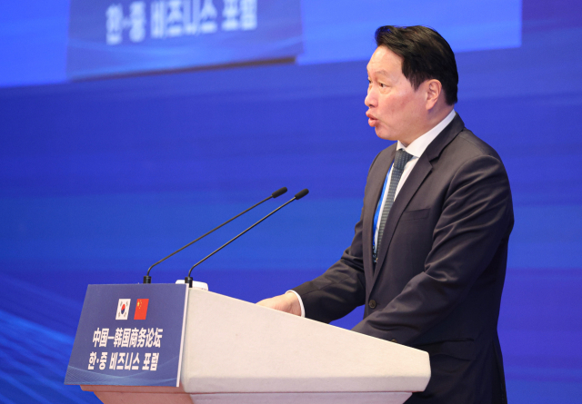 최태원 대한상공회의소 회장 겸 SK 회장이 1월 5일 베이징 조어대에서 이재명 대통령이 참석한 가운데 열린 한·중 비즈니스 포럼에서 발언하고 있다. 연합뉴스