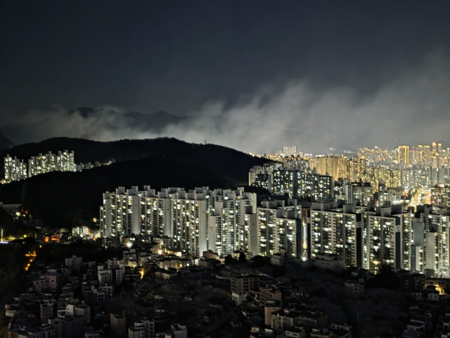 8일 오후 8시 40분께 부산 부산진구 초읍동과 동래구 사직동 인근 쇠미산 금정봉 정상에서 불이 났다. 사진은 부산 부산진구 일대 모습. 독자 제공