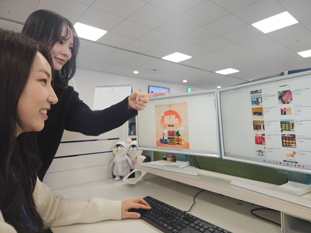 삼성전자 직원들이 설 명절을 앞두고 온라인 장터에서 상품을 구입하고 있다.삼성전자 제공