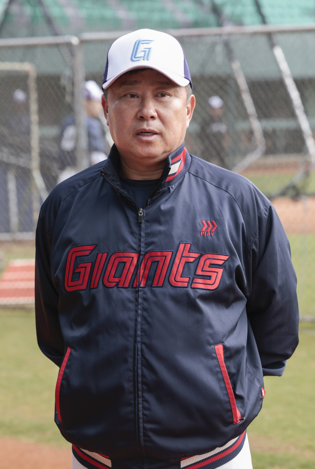 롯데 자이언츠 김태형 감독이 9일 전지훈련 중인 대만 타이난 아시아 태평양 국제야구센터에서 취재진의 질문에 답하고 있다. 정대현 기자 jhyun@