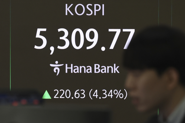 코스피가 4% 넘게 급등 출발한 9일 서울 하나은행 본점 딜링룸에서 딜러들이 업무를 보고 있다. 연합뉴스