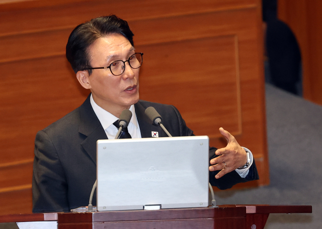 김민석 국무총리가 9일 국회 본회의장에서 열린 정치·외교·통일·안보 분야 대정부질문에서 국민의힘 주호영 의원의 질문에 답하고 있다. 연합뉴스